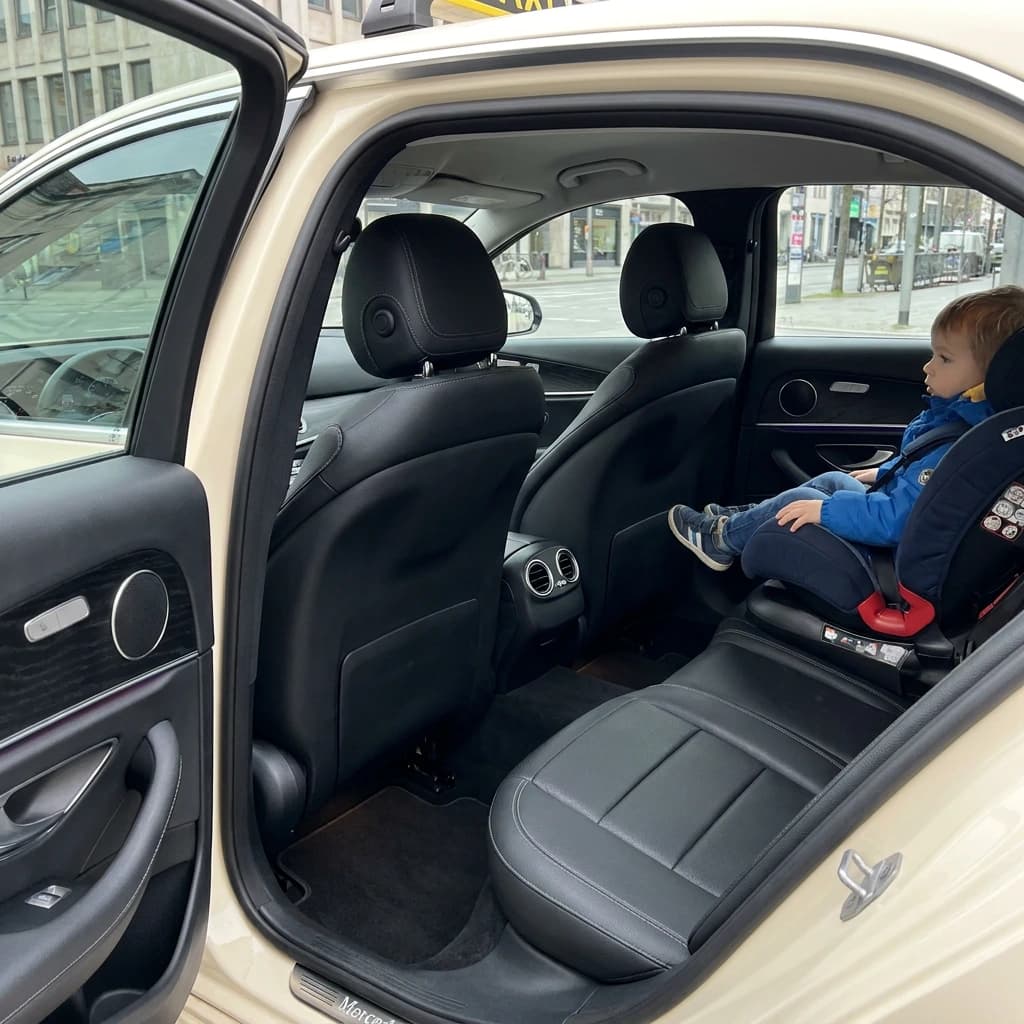 Kindersitz im Taxi Hamburg — Kind gesichert auf der Rückbank
